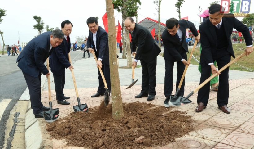Các đồng chí lãnh đạo tỉnh trồng cây trong lễ phát động “Tết trồng cây đời đời nhớ ơn Bác Hồ” xuân Mậu Tuất 2018 tại Thành phố Thái Bình.