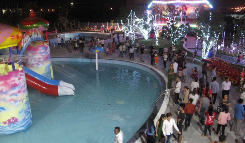 Công viên nước và các công trình thể thao dưới nước thu hút đông đảo nhân dân tham quan trong buổi tối khai trương 