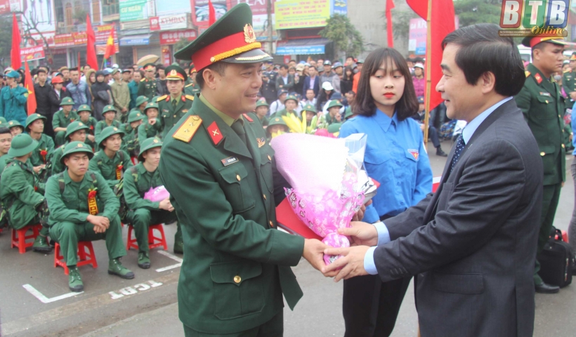 Đồng chí Nguyễn Tiến Thành, Ủy viên Ban Thường vụ, Trưởng ban Dân vận Tỉnh ủy tặng hoa chúc mừng đại diện đơn vị nhận quân. Ảnh: Mạnh Thắng