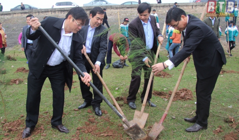 Đồng chí Nguyễn Tiến Thành, Ủy viên Ban Thường vụ, Trưởng ban Dân vận Tỉnh ủy cùng lãnh đạo huyện Tiền Hải tham gia trồng cây tại xã Nam Hưng.