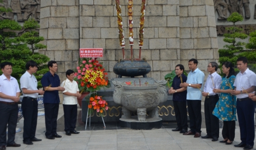 Các đồng chí lãnh đạo tỉnh dâng hương tại Nghĩa trang Liệt sĩ thành phố Hồ Chí Minh. Ảnh:Trần Tuấn 