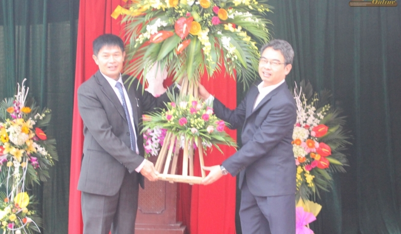 Lãnh đạo Huyện ủy Vũ Thư tặng hoa chúc mừng nhà trường THCS Chu Văn An (Vũ Thư). Ảnh: Quỳnh Lưu 