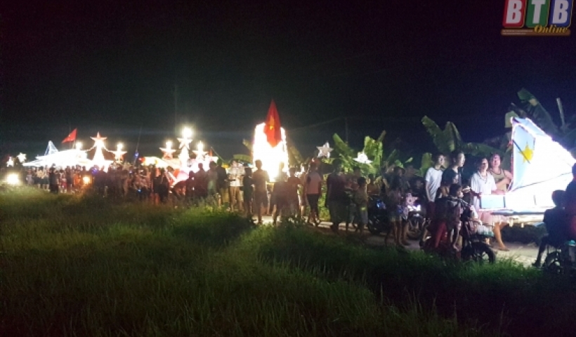 Đoàn rước đèn đêm Trung thu ở xã Đông Hoàng. Ảnh: Hà Dung