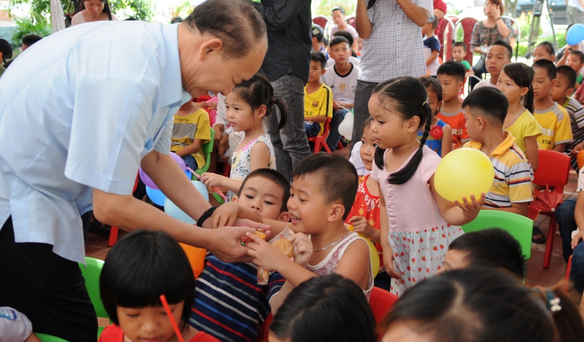 Đồng chí Phạm Văn Sinh, Bí thư Tỉnh ủy phát kẹo cho các cháu Làng trẻ SOS. Ảnh Thành Tâm