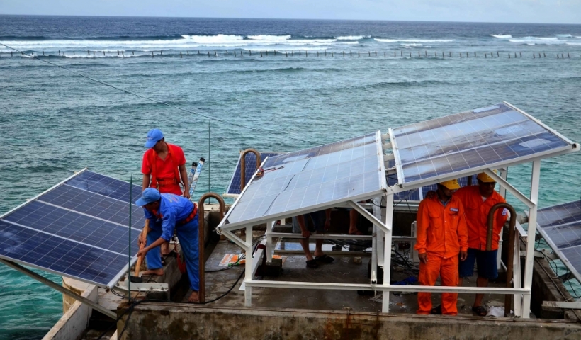 Công ty Cổ phần Tư vấn và Xây lắp Hà Nội sửa chữa hệ thống pin năng lượng mặt trời bị hỏng hóc do bão số 16 năm 2017 gây ra tại đảo Đá Lát.
