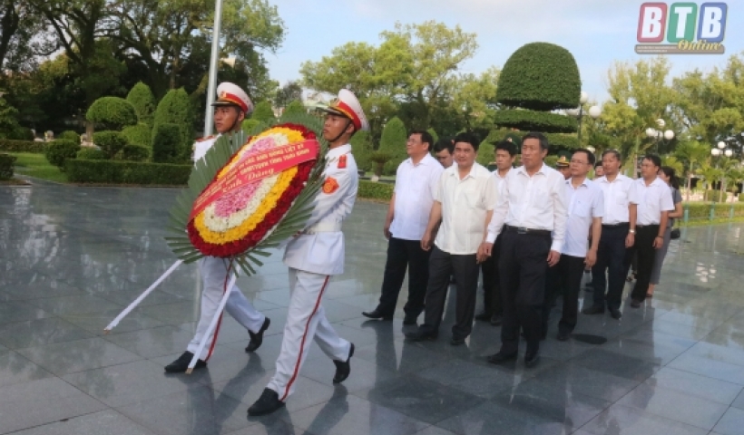 Đoàn đại biểu tỉnh Thái Bình dâng hương tưởng niệm các anh hùng liệt sĩ tại Nghĩa trang Liệt sĩ quốc gia A1, tỉnh Điện Biên.
