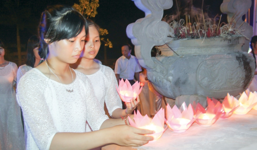 Học sinh Trường THPT Bắc Đông Quan dâng nến tri ân tại Nghĩa trang Liệt sĩ huyện Đông Hưng. 