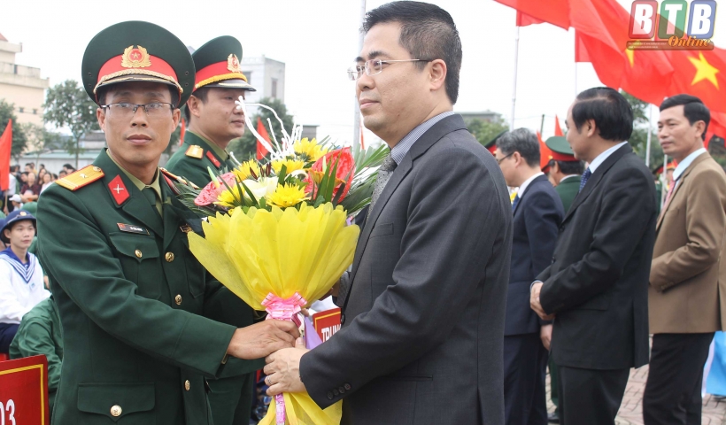 Các đồng chí lãnh đạo tỉnh tặng hoa chúc mừng đơn vị đầu mối nhận quân tại huyện Vũ Thư. Ảnh: Quỳnh Lưu

