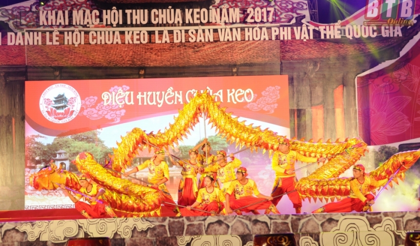 Tiết mục văn nghệ tại buổi lễ khai mạc Hội thu chùa Keo.