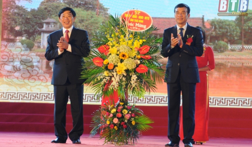 Đồng chí Đặng Trọng Thăng, Phó Bí thư thường trực Tỉnh ủy, Chủ tịch HĐND tỉnh tặng hoa chúc mừng.