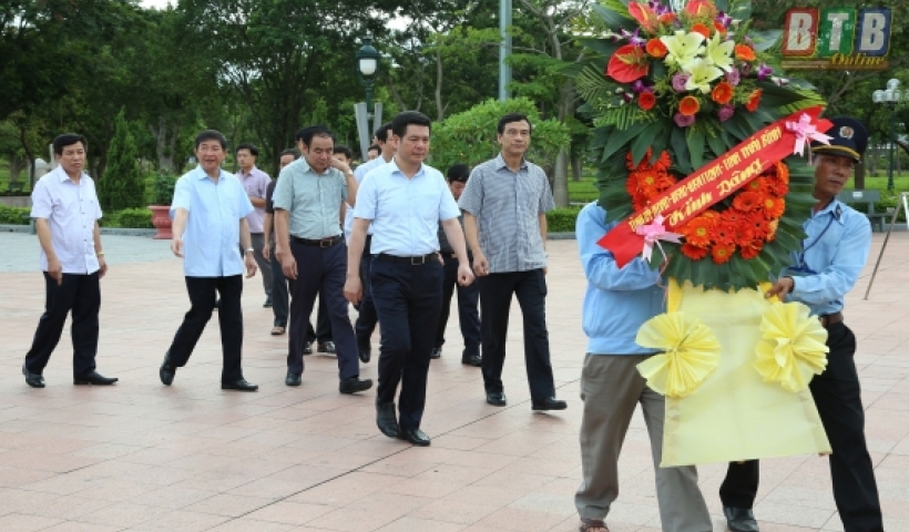 Các đồng chí lãnh đạo tỉnh chuẩn bị dâng hương tưởng niệm các anh hùng liệt sĩ tại Di tích quốc gia đặc biệt Thành cổ Quảng Trị.