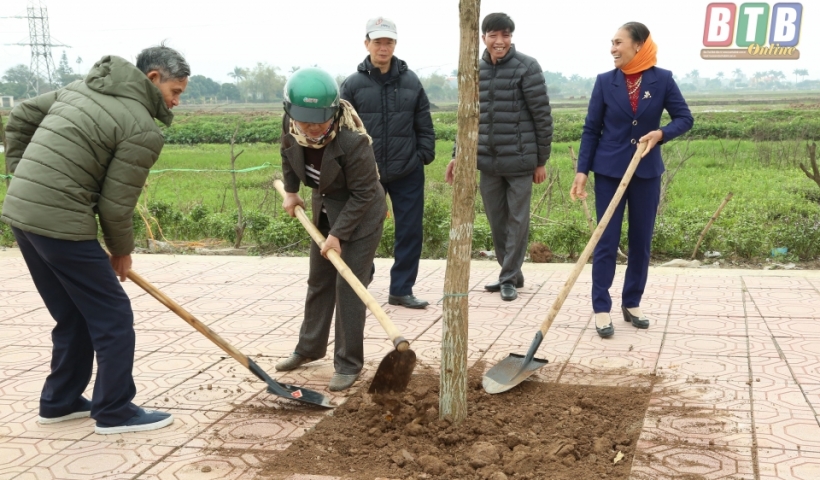 Cán bộ nhân dân phường Hoàng Diệu tham gia trồng cây.