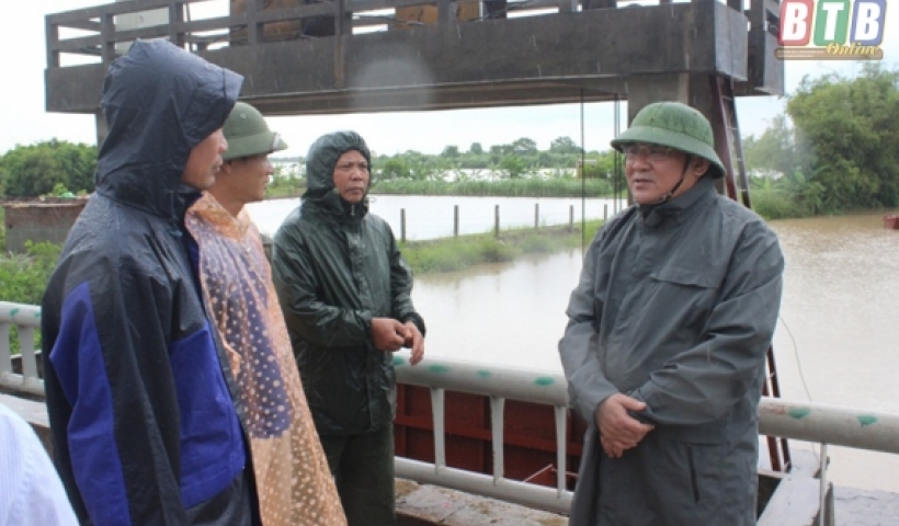 Đồng chí Phạm Văn Xuyên, Tỉnh ủy viên, Phó Chủ tịch UBND tỉnh kiểm tra các công trình thủy lợi tại huyện Thái Thụy. Ảnh: Mạnh Thắng