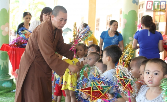 Tăng ni, phật tử chùa Phúc Lâm trao trên 400 suất quà cho học sinh nhân dịp tết Trung thu