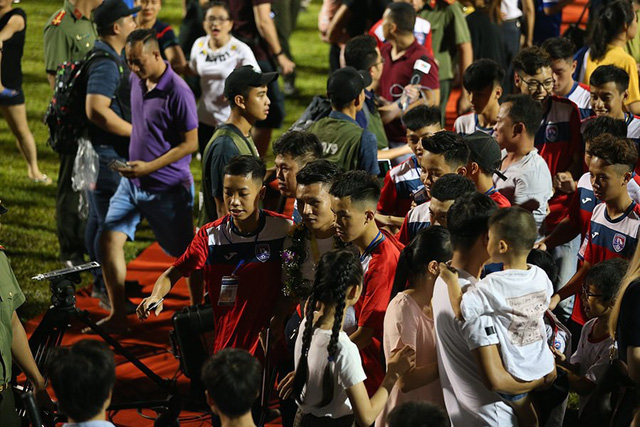 CLB Hà Nội tưng bừng nâng cúp vô địch V.League 2019 - Ảnh 10.