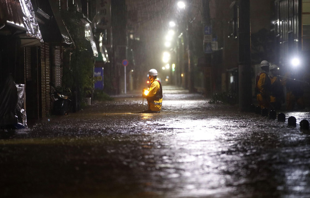Nhật Bản: Động đất rung chuyển Tokyo và các tỉnh phụ cận khi siêu bão Hagibis đổ bộ - Ảnh 1.