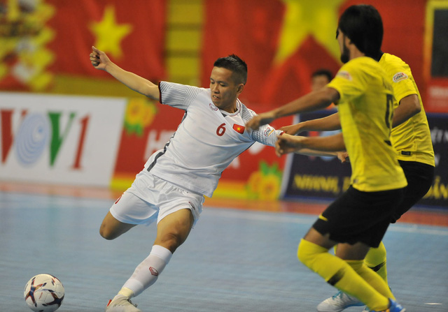 Phá dớp trước Malaysia, ĐT futsal Việt Nam gặp ĐKVĐ Thái Lan ở bán kết - Ảnh 2.