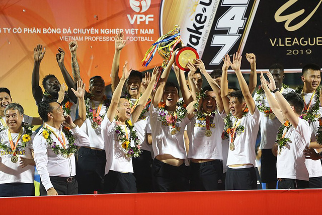 CLB Hà Nội tưng bừng nâng cúp vô địch V.League 2019 - Ảnh 6.