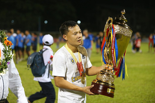 CLB Hà Nội tưng bừng nâng cúp vô địch V.League 2019 - Ảnh 8.