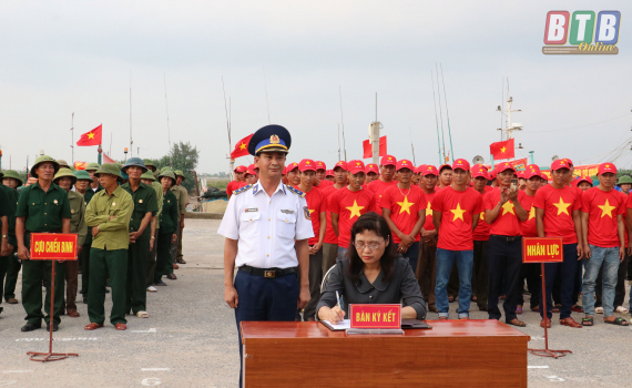 Diễn tập KVPT tỉnh: Thực hành lễ bàn giao nhân lực, tàu thuyền và phương tiện dân sự tại cảng cá xã Nam Thịnh