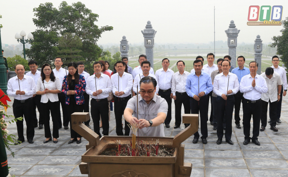 Đoàn công tác của Ban Thường vụ Thành ủy Hà Nội viếng liệt sĩ, dâng hương tưởng niệm Chủ tịch Hồ Chí Minh