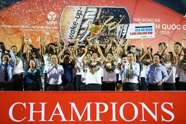 CLB Hà Nội tưng bừng nâng cúp vô địch V.League 2019 - Ảnh 4.