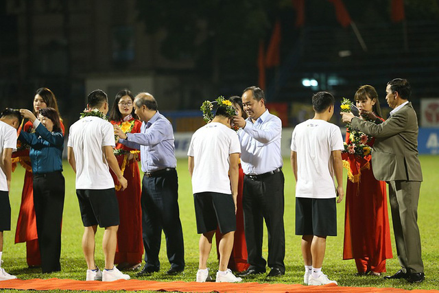 CLB Hà Nội tưng bừng nâng cúp vô địch V.League 2019 - Ảnh 1.