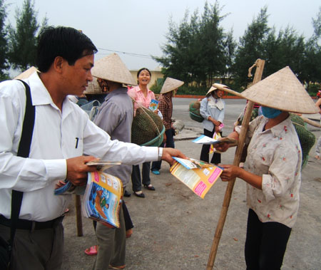 Chiến dịch "Tuyên truyền vận động lồng ghép dịch vụ SKSS/KHHGĐ đến vùng khó khăn"  tạo đà cho công tác dân số