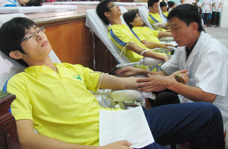 Sinh viên Đại học Y Thái Bình hiến máu tình nguyện 