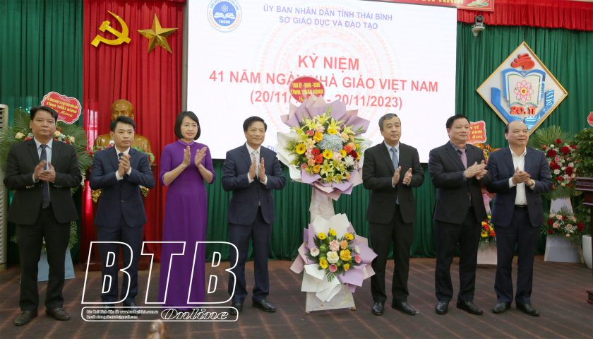 Các đồng chí lãnh đạo tỉnh: Thăm, chúc mừng cán bộ, công chức, viên chức Sở Giáo dục và Đào tạo nhân ngày Nhà giáo Việt Nam