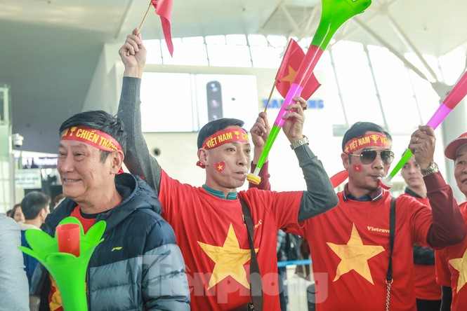 Hàng ngàn CĐV nhuộm đỏ sân bay, rầm rập sang Philippines cổ vũ cho U22 Việt Nam - ảnh 3