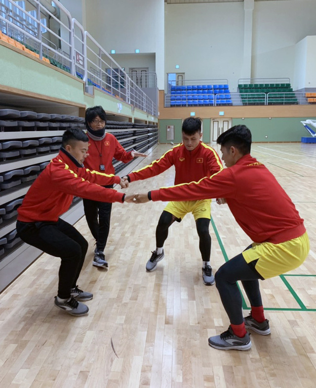 ẢNH: Thời tiết bất lợi, U23 Việt Nam tập luyện trong nhà thi đấu Tongyeong - Ảnh 8.