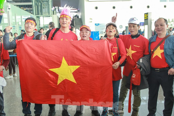 Hàng ngàn CĐV nhuộm đỏ sân bay, rầm rập sang Philippines cổ vũ cho U22 Việt Nam - ảnh 5