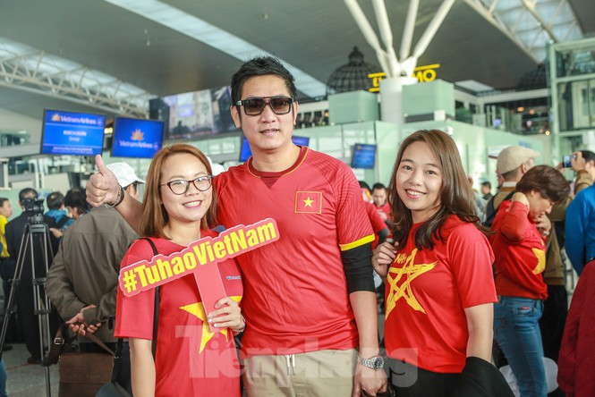 Hàng ngàn CĐV nhuộm đỏ sân bay, rầm rập sang Philippines cổ vũ cho U22 Việt Nam - ảnh 2