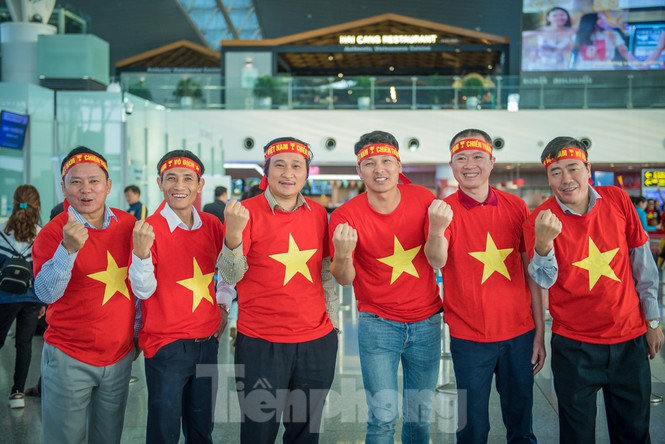 Hàng ngàn CĐV nhuộm đỏ sân bay, rầm rập sang Philippines cổ vũ cho U22 Việt Nam - ảnh 8