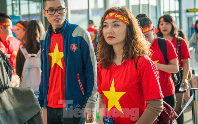 Hàng ngàn CĐV nhuộm đỏ sân bay, rầm rập sang Philippines cổ vũ cho U22 Việt Nam - ảnh 10