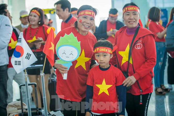 Hàng ngàn CĐV nhuộm đỏ sân bay, rầm rập sang Philippines cổ vũ cho U22 Việt Nam - ảnh 11