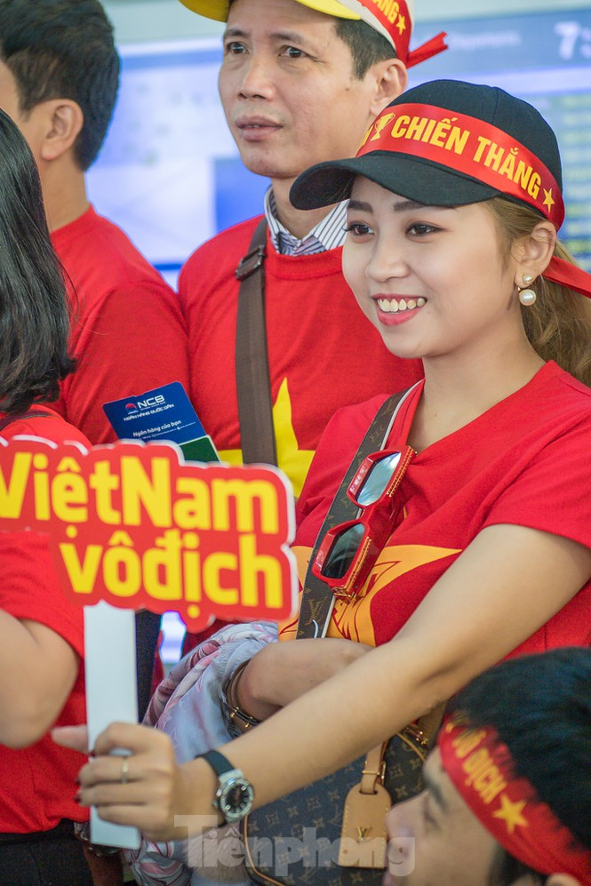 Hàng ngàn CĐV nhuộm đỏ sân bay, rầm rập sang Philippines cổ vũ cho U22 Việt Nam - ảnh 9