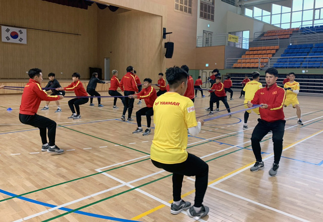 ẢNH: Thời tiết bất lợi, U23 Việt Nam tập luyện trong nhà thi đấu Tongyeong - Ảnh 6.