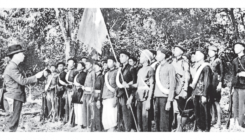 Người cầm cờ trong buổi lễ thành lập Đội Việt Nam tuyên truyền giải phóng quân