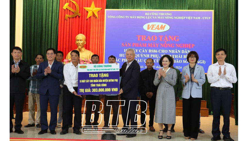 Trao 10 máy nông nghiệp hỗ trợ nông dân huyện Quỳnh Phụ bị thiệt hại do bão số 3 gây ra