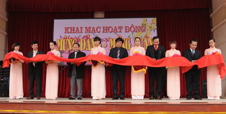 Khai mạc triển lãm: Hồ Chí Minh - Một c&#111;n người, một nhân cách và Hội báo xuân Nhâm Thìn 2012