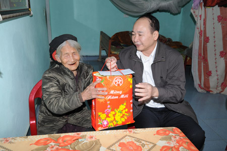 Các đồng chí lãnh đạo UBND tỉnh thăm, tặng quà, chúc Tết các gia đình chính sách, người cao tuổi