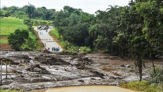 Brazil: Nỗ lực tìm kiếm hơn 300 người mất tích do vỡ đập - Ảnh 1.