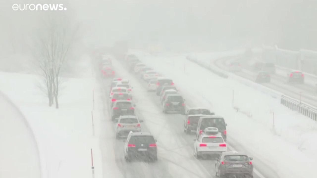 Tuyết rơi làm tê liệt giao thông châu Âu - Ảnh 4.