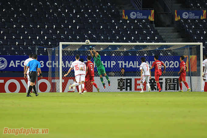 Bùi Tiến Dũng chơi cực hay, giúp U23 Việt Nam đứng vững trước U23 UAE - Ảnh: Minh Tuấn 