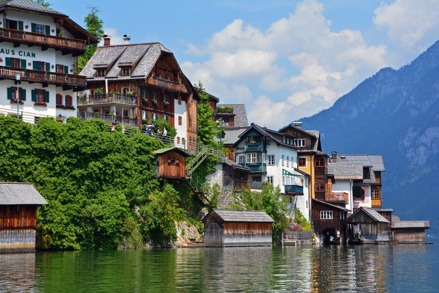 Ngôi làng đẹp nhất thế giới cầu xin khách du lịch đừng tới - Ảnh 3.