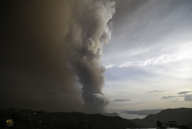 Philippines sơ tán hàng nghìn người do lo ngại núi lửa phun trào - Ảnh 2.