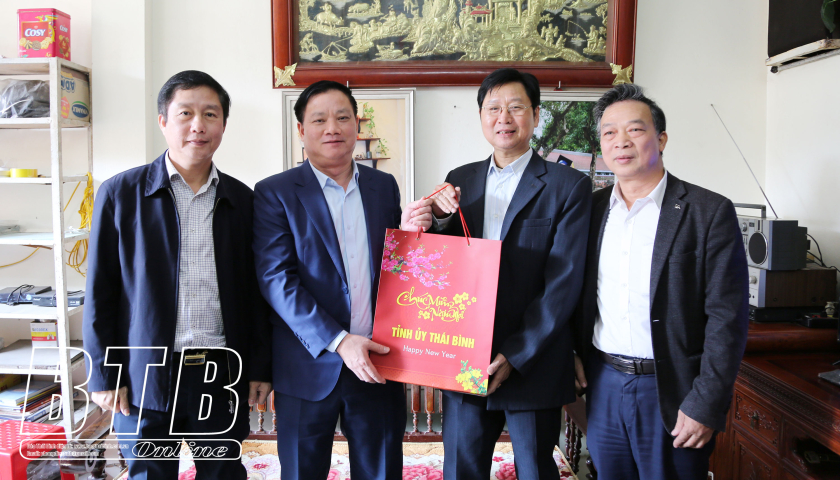 Đồng chí Nguyễn Khắc Thận, Bí thư Tỉnh ủy thăm, chúc tết các văn nghệ sĩ