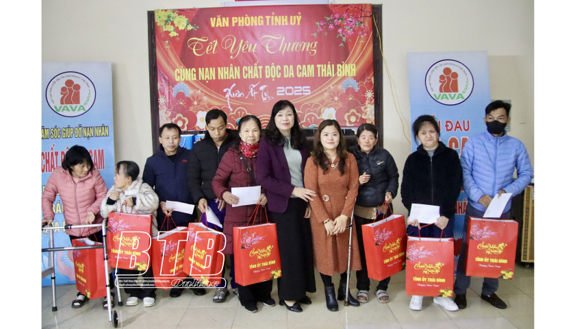 Trao quà tết cho nạn nhân chất độc da cam gián tiếp